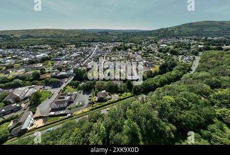 Editorial Ystradgynlais, Großbritannien - 19. Juli 2024: Luftaufnahme der Stadt Ystradgynlais im Swansea Valley, Südwales Großbritannien Stockfoto