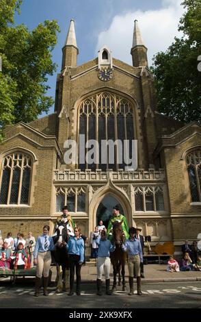 Reiter Sonntag, London. Pfarrer Stephen Mason of St Johns Hyde Park (R) und Pfarrer Christopher Burke (L) der Rektor der Stepeny Kirche. Die Pferde versammeln sich auf dem Vorplatz der Kirche zum Segen, gefolgt von einer Fahrt vorbei und einer Präsentation von Rosetten. Mädchen aus dem Pferdestall und den Mitgliedern des London Pony Club. England 2006 2000er Jahre UK HOMER SYKES Stockfoto