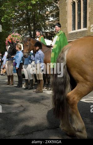 Reiter Sonntag, London. Der Vikar der St. John's Church Hyde Park, - Pastor Stephen Mason erscheint vor seiner Gemeinde auf einem Pferd in der etablierten St. John's Tradition, bekannt als Reiter Sonntag. Die Pferde versammeln sich auf dem Vorplatz der Kirche zum Segen, gefolgt von einer Fahrt vorbei und einer Präsentation von Rosetten. Mädchen aus dem Pferdestall und den Mitgliedern des London Pony Club. England 2006 2000er Jahre UK HOMER SYKES Stockfoto