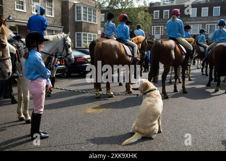 Pferdereiten in London, Mitglieder des Pony Clubs und Mädchen aus lokalen Stallungen nehmen an der jährlichen Pferdesonntagsfeier und dem Gottesdienst der Church of England in St. Johns Church, Hyde Park, London, 2006 2000er Jahre, UK HOMER SYKES Teil Stockfoto