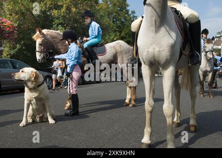 Pferdereiten in London, Mitglieder des Pony Clubs und Mädchen aus lokalen Stallungen nehmen an der jährlichen Reitfeier der Pferde in London Teil. England 2006 2000er Jahre UK HOMER SYKES Stockfoto