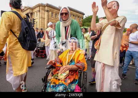 Juli 2024, London UK. Anhänger der Hare Krishna-Religion nehmen an der London Rathayatra Parade Teil, während drei große, farbenfrohe Wagen von Hand durch die Straßen Londons gezogen werden. Im Bild: Gläubige auf dem Prozessionsweg. Stockfoto