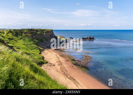 Nahe Saltwick Bay, North Yorkshire, England, Großbritannien - 21. Mai 2023: Blick über die Nordseeküste von den Klippen Stockfoto