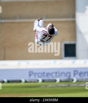 Kevin Sinclair Bowling für West Indies feiert mit einem Back-Flip den Wicket von Harry Brook am ersten Tag des 2. Testspiels zwischen England und We Stockfoto