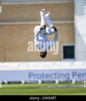 Kevin Sinclair Bowling für West Indies feiert mit einem Back-Flip den Wicket von Harry Brook am ersten Tag des 2. Testspiels zwischen England und We Stockfoto