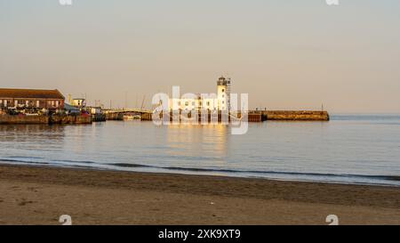 Scarborough, North Yorkshire, England, Großbritannien - 22. Juni 2023: Scarborough Lighthouse im Abendlicht, von South Bay Beach aus gesehen Stockfoto