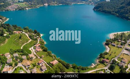 Lago di Ledro, Italien - 21. Juli 2024: Aus der Vogelperspektive auf den Lago di Ledro, ein malerischer Bergsee in der Nähe des Gardasees in Italien, eingebettet in eine grüne Landschaft, bietet ideale Bedingungen für einen erholsamen Urlaub und Outdoor-Abenteuer *** Luftaufnahme vom Lago di Ledro, ein malerischer Bergsee in der Nähe vom Gardasee in Italien, eingebettet in eine grüne Landschaft, bietet ideale Bedingungen für einen entspannten Urlaub und Outdoor-Abenteuer Stockfoto
