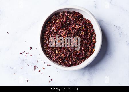 Trockener Sumak mit roten Gewürzen - beliebte Zutat in der Küche des Nahen Ostens. Stockfoto