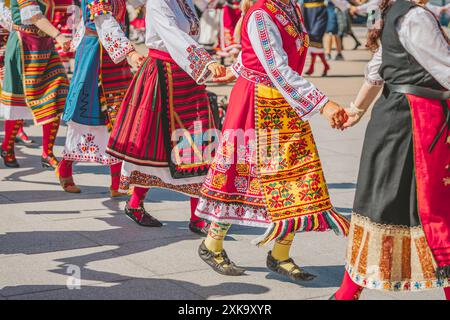 Bulgarische Frauen, die Einen traditionellen Horotanz in bunten Kostümen aufführen Stockfoto