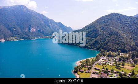 Lago di Ledro, Italien - 21. Juli 2024: Aus der Vogelperspektive auf den Lago di Ledro, ein malerischer Bergsee in der Nähe des Gardasees in Italien, eingebettet in eine grüne Landschaft, bietet ideale Bedingungen für einen erholsamen Urlaub und Outdoor-Abenteuer *** Luftaufnahme vom Lago di Ledro, ein malerischer Bergsee in der Nähe vom Gardasee in Italien, eingebettet in eine grüne Landschaft, bietet ideale Bedingungen für einen entspannten Urlaub und Outdoor-Abenteuer Stockfoto