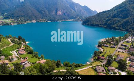 Lago di Ledro, Italien - 21. Juli 2024: Aus der Vogelperspektive auf den Lago di Ledro, ein malerischer Bergsee in der Nähe des Gardasees in Italien, eingebettet in eine grüne Landschaft, bietet ideale Bedingungen für einen erholsamen Urlaub und Outdoor-Abenteuer *** Luftaufnahme vom Lago di Ledro, ein malerischer Bergsee in der Nähe vom Gardasee in Italien, eingebettet in eine grüne Landschaft, bietet ideale Bedingungen für einen entspannten Urlaub und Outdoor-Abenteuer Stockfoto