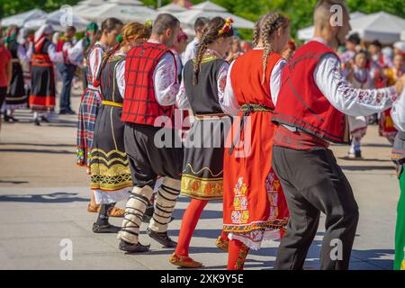 Bulgarische Volkstänzer spielen das Horo in traditioneller Kleidung, Kulturfestival im Freien Stockfoto