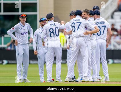 Das englische Team feiert den Wicket von Jason Holder am dritten Tag des 2. Testspiels zwischen England und West Indies. Stockfoto