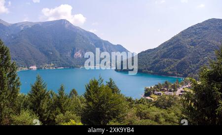 Lago di Ledro, Italien - 21. Juli 2024: Aus der Vogelperspektive auf den Lago di Ledro, ein malerischer Bergsee in der Nähe des Gardasees in Italien, eingebettet in eine grüne Landschaft, bietet ideale Bedingungen für einen erholsamen Urlaub und Outdoor-Abenteuer *** Luftaufnahme vom Lago di Ledro, ein malerischer Bergsee in der Nähe vom Gardasee in Italien, eingebettet in eine grüne Landschaft, bietet ideale Bedingungen für einen entspannten Urlaub und Outdoor-Abenteuer Stockfoto