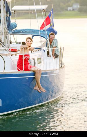 Ein Mann und eine Frau auf einem Segelboot auf dem Intracoastal Waterway in der Nähe von Wilmington NC. Stockfoto