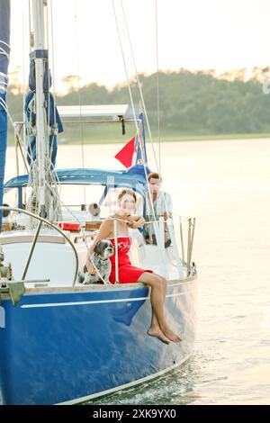 Ein Mann und eine Frau auf einem Segelboot auf dem Intracoastal Waterway in der Nähe von Wilmington NC. Stockfoto