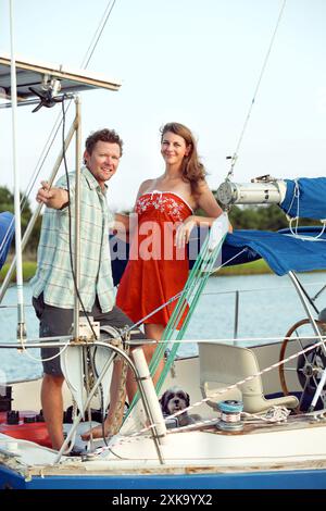 Ein Mann und eine Frau auf einem Segelboot auf dem Intracoastal Waterway in der Nähe von Wilmington NC. Stockfoto