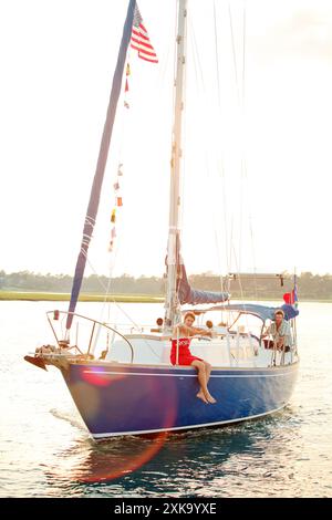 Ein Mann und eine Frau auf einem Segelboot auf dem Intracoastal Waterway in der Nähe von Wilmington NC. Stockfoto