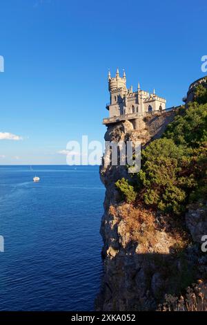 Schwalbennest kleine Burg am Felsenrand in Gaspra Krim. Aurora Cliff 40 Meter über dem Schwarzen Meer Stockfoto