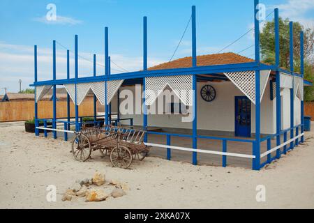 Traditionelles rumänisches Restaurant am Strand. Gura Portitei Ferienort in Rumänien Stockfoto