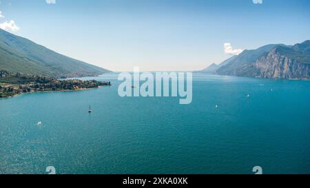 Malcesine, Gardasee, Italien - 20. Juli 2024: Luftaufnahme des Gardasees in Italien, umgeben von malerischen Bergen und klarem Wasser - ein beliebtes Reiseziel für Natur- und Wasserliebhaber *** Luftaufnahme des Gardasees in Italien, umgeben von malerischen Bergen und klarem, blauem Wasser ein beliebtes Reiseziel für Natur- und Wasserliebhaber Stockfoto