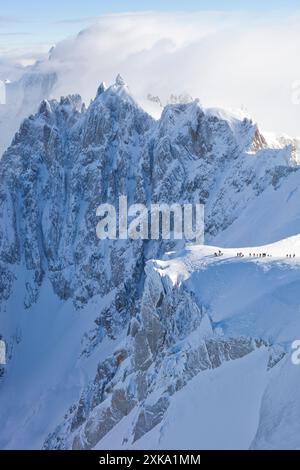 Skifahrer auf dem Gipfel der Aiguille du Midi auf 3842 m Höhe, der Zugang zur berühmten Vallee Blanche Skiabfahrt nach Chamonix in den französischen Alpen bietet. Stockfoto