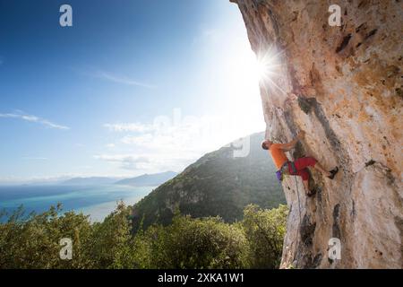 Man klettert auf die Klippe eines weiteren Tages im Paradies im Sektor Caprazoppa, Finale Ligure, Ligurien, Italien Stockfoto