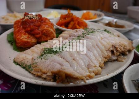 Traditionelle koreanische Küche mit dünn geschnittenem, gekochtem Schweinefleisch und frisch zubereitetem Kohl-Kimchi Stockfoto