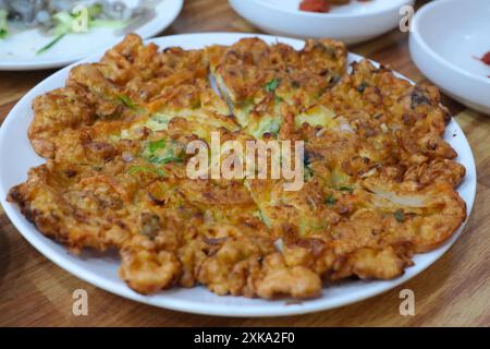 Haemulpajeon ist ein koreanisches Ganzgericht mit vielen grünen Zwiebeln und Meeresfrüchten Stockfoto