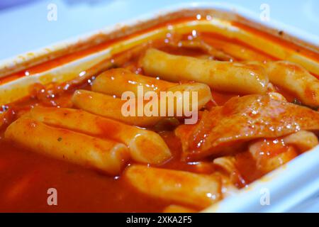 Tteokbokki ist ein beliebtes koreanisches Snack-Essen. Es besteht aus Reiskuchen, Fischkuchen und süßer Chili-Sauce Stockfoto