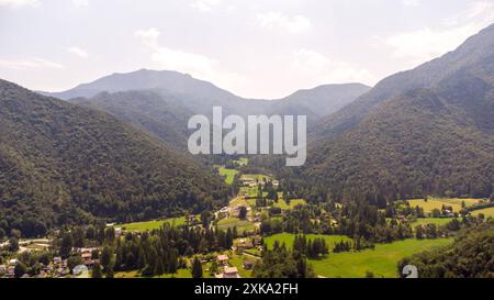 Lago di Ledro, Italien - 21. Juli 2024: Aus der Vogelperspektive auf die umliegenden Berge und die Landschaft des Ledrosees in Italien. Die üppig grüne Vegetation erstreckt sich bis zu den Gipfeln und den idyllischen Dörfern *** Luftaufnahme von umliegenden Bergen und der Landschaft vom Lago di Ledro See in Italien. Die üppige grüne Vegetation, die sich bis zu den Gipfeln erstreckt, und die idyllischen Dörfer Stockfoto