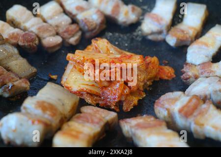 Koreanisches Essen, Schweinebauch und Kimchi auf der Pfanne Stockfoto