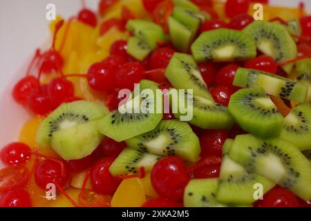 Obstsalat mit Kirsch, Kiwi und Fruchtcocktail Stockfoto