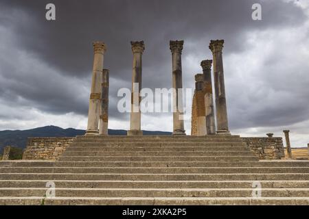 Weitläufiger Komplex von Ruinen der römischen Stadt Volubilis - von Ananci Stockfoto