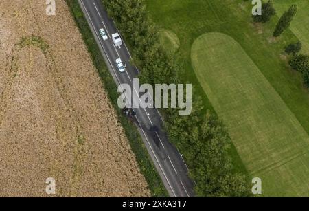 Die Szene auf der A61 in Wakefield, nach einer Kollision zwischen einem Auto und einem Motorrad am Sonntagnachmittag, bei der vier Erwachsene und zwei Kinder starben. Der Unfall zwischen einem Ford Focus und dem Motorrad ereignete sich auf der A61 zwischen Staincross, Barnsley und Newmillerdam, Wakefield. Bilddatum: Montag, 22. Juli 2024. Stockfoto