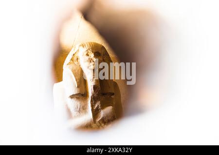 Statue von König Djoser Pharao Blick von einem Loch, Sakkara, Ägypten Stockfoto