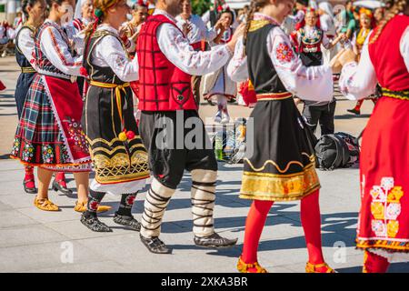 Bulgarische Volkstänzer, Die Das Horo In Traditionellem Kleid Aufführen. Aktiver Lebensstil Stockfoto