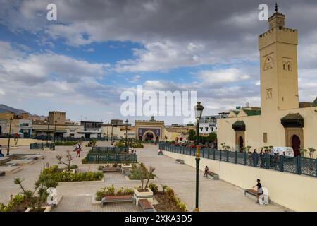 Fès, Marokko - 12. Juli 2024: Bab Bou Jeloud Gate (Blaues Tor), Fès Stockfoto