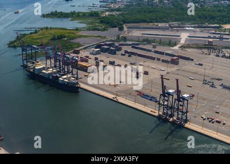 Fraghter CMA CGM Malta am Howland Hook Terminal auf Staten Island Stockfoto