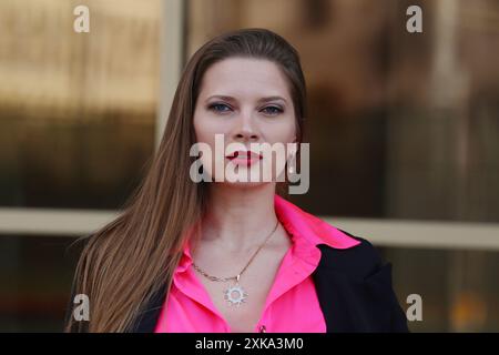 Nahporträt einer schönen Frau in roter Bluse. Stockfoto