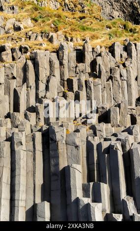 Gardar Basaltsäulen, Island. Eine felsige Klippe mit vielen großen, zerklüfteten Felsen. Die Felsen sind so angeordnet, dass sie ein Gefühl von Tiefe und Textur erzeugen Stockfoto