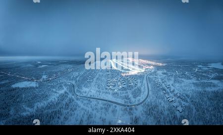 Schneebedeckte Skipisten bei Sonnenuntergang, Blick aus der Luft, Lappland, Finnland Stockfoto