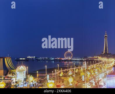 Blackpool Beleuchtung bei Nacht entlang der Golden Mile, Lancashire, England, Großbritannien Stockfoto