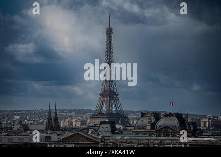 ville de Paris avec vue sur la Tour Eiffel et un drapeau francais par temps nuageux Stockfoto