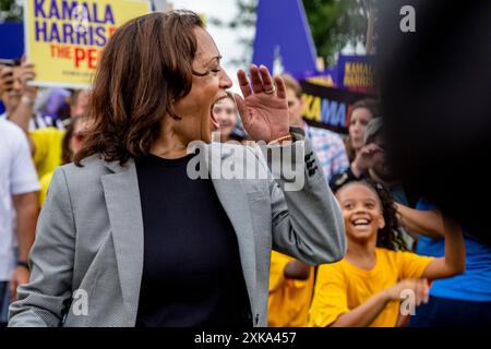 Des Moines, Usa. September 2019. Kamala Harris tanzt mit einem Mitglied der Isiserettes Drill & Drum Corp Demokratische Präsidentschaftskandidaten sprachen 2019 beim Steak Fry der Polk County Democratic Party. (Foto: Greg Hauenstein/SOPA Images/SIPA USA) Credit: SIPA USA/Alamy Live News Stockfoto