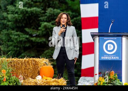 Des Moines, Usa. September 2019. Kamala Harris spricht von der Bühne aus mit der Menge. Demokratische Präsidentschaftskandidaten sprachen 2019 beim Steak Fry der Polk County Democratic Party. (Foto: Greg Hauenstein/SOPA Images/SIPA USA) Credit: SIPA USA/Alamy Live News Stockfoto