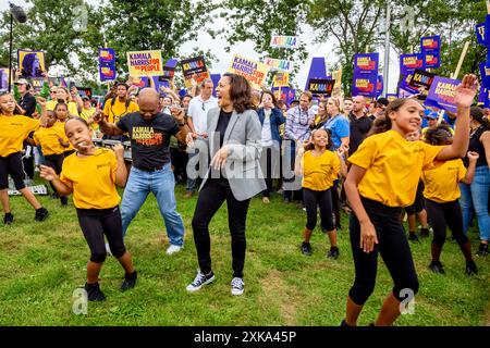 Des Moines, Usa. September 2019. Kamala Harris tanzt mit einem Mitglied der Isiserettes Drill & Drum Corp Demokratische Präsidentschaftskandidaten sprachen 2019 beim Steak Fry der Polk County Democratic Party. (Foto: Greg Hauenstein/SOPA Images/SIPA USA) Credit: SIPA USA/Alamy Live News Stockfoto