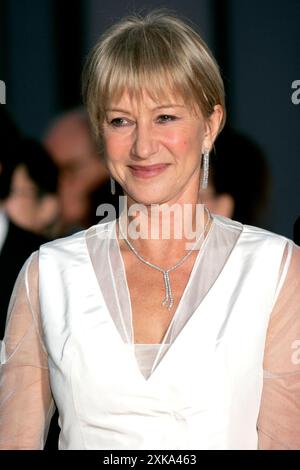 Helen Mirren bei der Festivaleröffnung mit der Premiere des Kinofilms The Terminal auf der Biennale di Venezia 2004 / 61. Internationale Filmfestspiele von Venedig im Palazzo del Cinema. Venedig, 01.09.2004 *** Helen Mirren bei der Eröffnung des Festivals mit der Premiere des Films The Terminal auf der Biennale di Venezia 2004 61 Venedig International Film Festival im Palazzo del Cinema Venedig, 01 09 2004 Foto:xD.xBedrosianx/xFuturexImagex Terminal 4934 Stockfoto