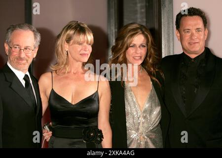 Steven Spielberg, Kate Capshaw, Rita Wilson und Tom Hanks bei der Festivaleröffnung mit der Premiere des Kinofilms The Terminal auf der Biennale di Venezia 2004 / 61. Internationale Filmfestspiele von Venedig im Palazzo del Cinema. Venedig, 01.09.2004 *** Steven Spielberg, Kate Capshaw, Rita Wilson und Tom Hanks bei der Eröffnung des Festivals mit der Premiere des Films The Terminal auf der Biennale di Venezia 2004 61 Venice International Film Festival im Palazzo del Cinema Venice, 01 09 2004 Foto:xD.xBedrosianx/xFuturexImagex Terminal 4967 Stockfoto