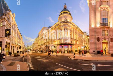 London, Großbritannien - 23. November 2022: Dekorationsstraße in London zu Weihnachten, England Stockfoto